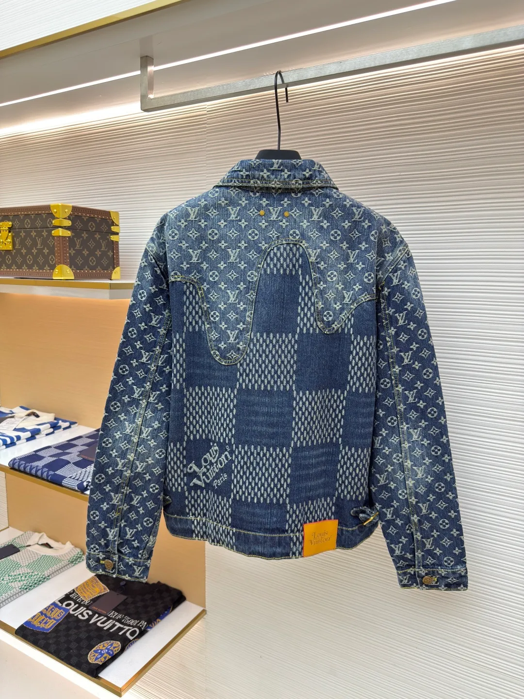 LOUIS VUITTON x Nigo classic checkerboard denim jacket ●Authentic product: purchased and developed by 20899 ●Item number: 1680329-B60 ●Fabric: denim fabric ●Technology: jacquard production ●Version: fitted version ●Weight: about 1025 grams ●Size: 46-48-50-52 ●Description: After manual typesetting and positioning and cutting, the fabric wear is very large, the cuffs are aligned, the back jacquard is lined up horizontally, the front and back splicing process perfectly restores the original effect, the jacquard pattern size and spacing are the same, the pattern width is consistent, and the workmanship is very complicated. The overall wiring is straight and delicate, the fabric is comfortable and soft, and the color is consistent without color difference. It can be matched with the same style to create a fashionable look and control various occasions. Customized accessories, complete with three standards, same style for men and women!